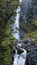 一起去看山涧溪流