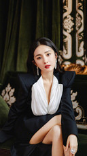 杨幂演绎复古辣妹风采