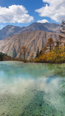 The water in jiuzhai is deep in color in autumn