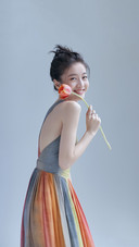 张雪迎彩虹扎染长裙