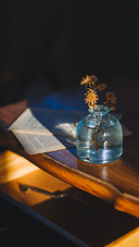 A glass vase with dry flowers