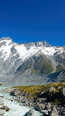 The sea of clouds surges and the peaks stand tall on