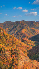The autumn charm paints all the peaks