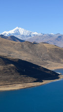 The serene snow light of yamdrok yumtso in winter