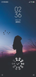 她的背影