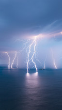 Can mobile phones really attract lightning