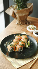 Salmon sushi roll 70
