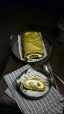 Roll cake with sugar filling