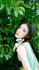 草木映衬灵动女孩