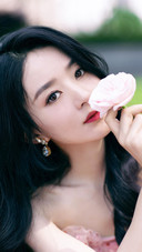 赵丽颖穿粉裙显温柔