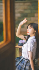 阳光下的制服少女