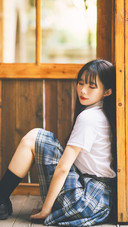 阳光下的制服少女