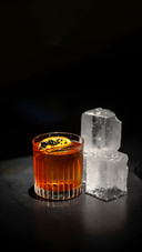 An iced cocktail is decorated with lemon slice