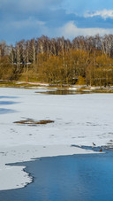 The spring snow has not yet melted