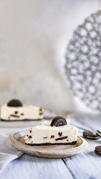 Unbaked creamy cheesecake with chocolate cookies