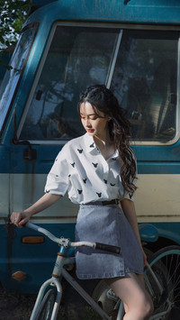 李沁化身单车甜美少女