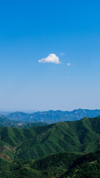 Looking up at the blue sky i encounter mountains