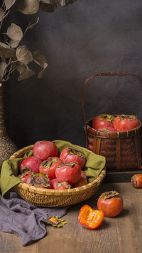 The elderly couple meticulously made tribute persimmons