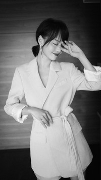 张嘉倪西装出镜 少女感爆棚