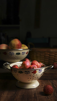 Place lychee on a wooden table