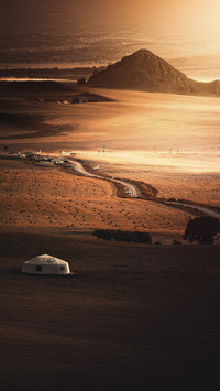 Golden light spreads over the grassland in the morning.