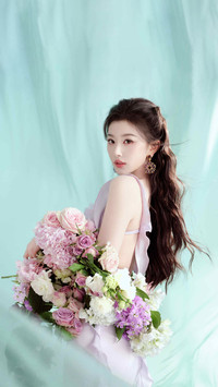 孔雪儿和花一样明媚
