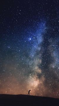 星空下的行走-【视觉中国】