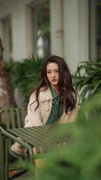 李沁初冬街头甜美写真