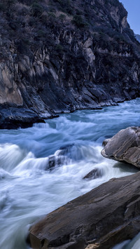 The scenery of tiger leaping gorge on the jinsha river