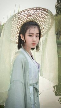 着一袭青衣于山水间