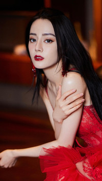 热巴尽显成熟女人气质