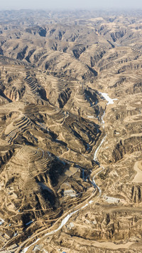 The yellow earth and gullies lie between heaven and earth