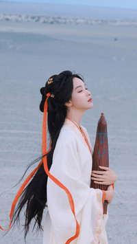陈都灵一袭汉服赴黄沙