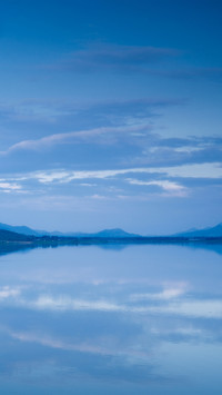 The lake and the mountains stand still
