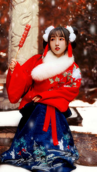 红衣美女喜迎新年