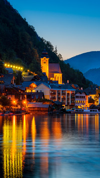 The night view of Hallstatt is picturesque