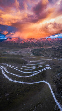 The silver snake dancing in the mountains