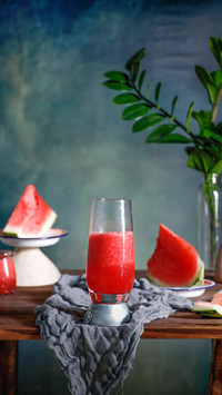 Watermelon juice tastes good after being squeezed like this