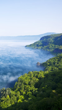火山上的十和田湖