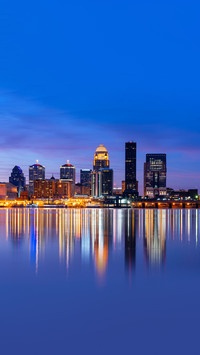 Louisville, Kentucky, USA skyline on the Ohio River at night