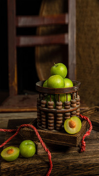Sweet and refreshing green plums