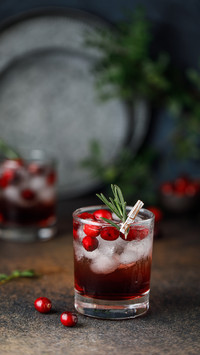 Cranberry cocktail with ice