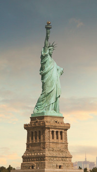 Lightning strikes the statue of liberty