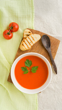 Tomato cream soup with baguette