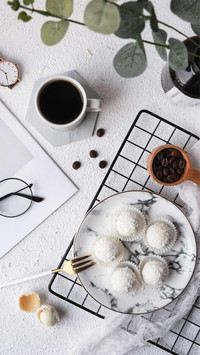 诱人的白巧椰蓉球