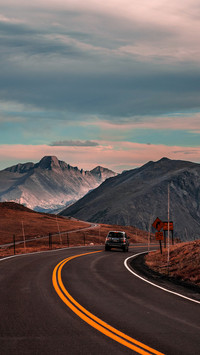 驰骋无尽公路 观万千风景
