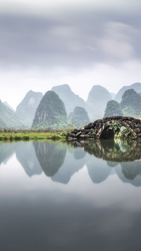 The reflection of green mountains leaves no trace in the