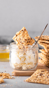 Whole grain crisps with curd cheese
