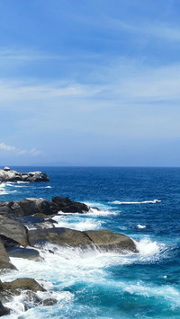The waves and reefs of a sunny day