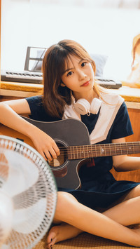 风格独特的吉他少女
